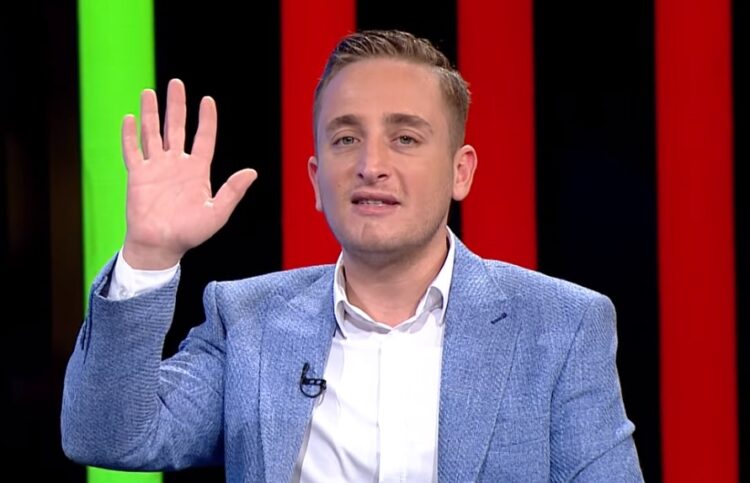 “Ata që i kanë gratë e bukura janë të pasur”! Aktori Rezart Veleshnja “thumbon” VIP-at: Salsanon ti që e ke si burrë e ke me kredi/ VIDEO