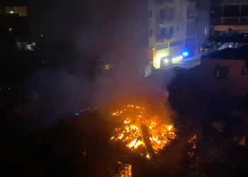 Fier/ U vuri flakën mbeturinave, por zjarri i shkrumboi banesën