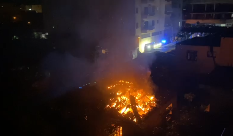 Fier/ U vuri flakën mbeturinave, por zjarri i shkrumboi banesën