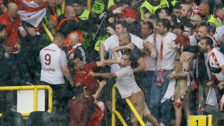 Trazirë në Dortmund para Turqi-Gjeorgji, përleshje në stadium mes tifozëve