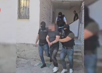 Në kërkim për tentativë vrasje, kapet në Korçë i dënuari me 15 vite burg