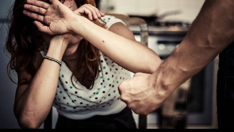 E rëndë! Tentoi të mbyste bashkëshorten me kabllo, arrestohet shqiptari në Greqi