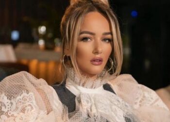 Adriana Matoshi “guxon” dhe poston foton pa make up: Duket kaq ndryshe/ FOTO