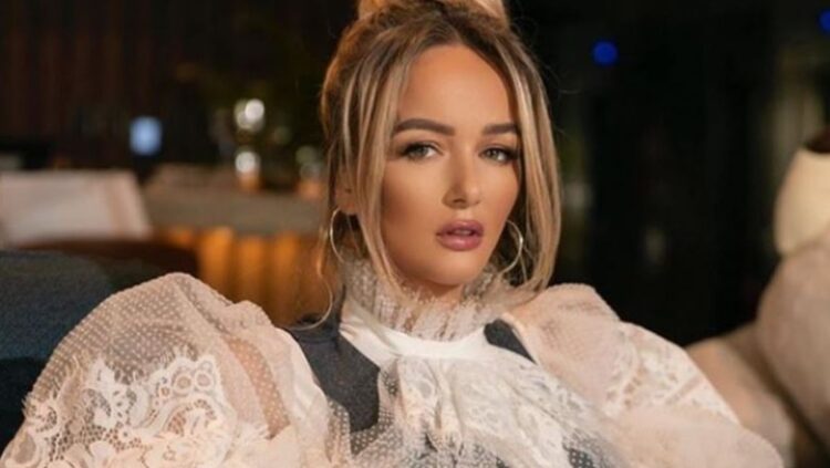 Adriana Matoshi “guxon” dhe poston foton pa make up: Duket kaq ndryshe/ FOTO