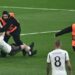 VIDEO – Çfarë nuk u pa gjatë finales? Tre tifozë hynë në fushë vetëm 25 sekondash pas vërshëllimës së arbitrit