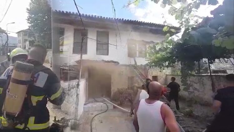 Berat, banesa digjet nga zjarri