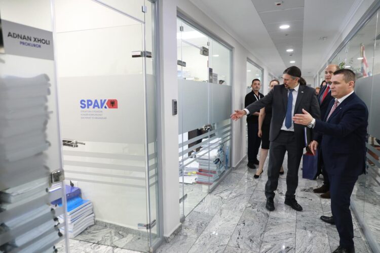 Zyrtari i DASH në SPAK habitet me malin e dosjeve hetimore