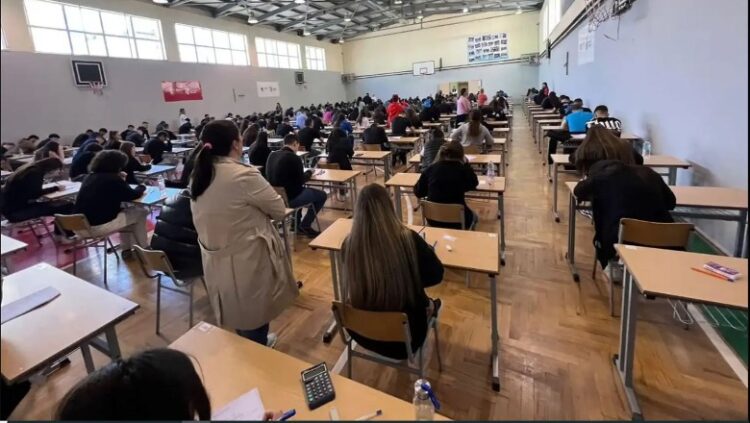 Matura/ Gati trefishohen mbetësit te gjuha e huaj, 952 s’kaluan, nga 384 vitin e kaluar!