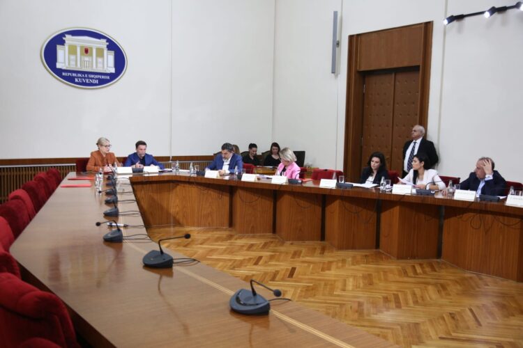 Konstituohet “Dezinformimi”/ Opozita bojkoton, shqetësime për lirinë e medias