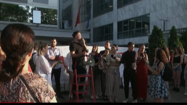 Skandali te Onkologjiku, qytetarët në protestë: Të dorëhiqet ministrja Koçiu