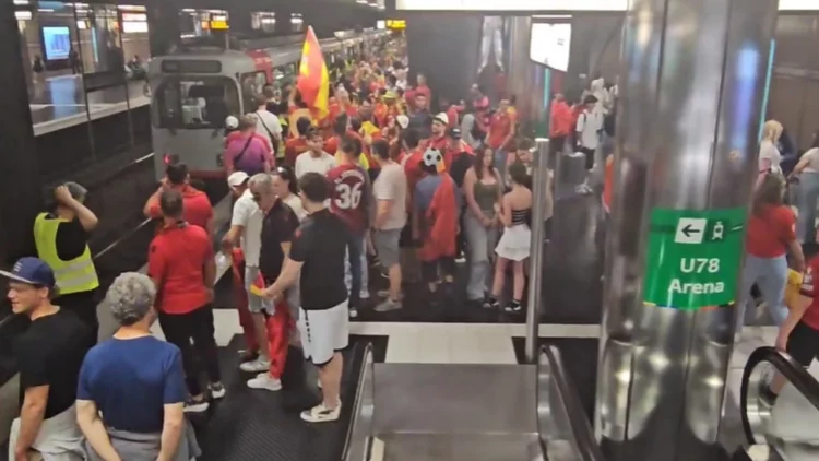 (VIDEO) Shqiptarët dhe spanjollët bëjnë “festë” në metronë e Dyseldorfit