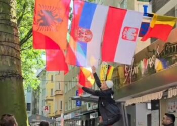 VIDEO – Tifozi shqiptar heq flamurin serb në Dortmund, mediat në Beograd: Provokim!