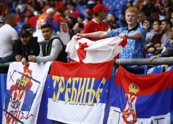 UEFA i lejon banerat skandalozë tifozëve serbë