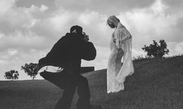 Hailey Bieber zbulon simptomat shqetësuese të shtatzënisë së saj