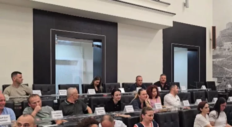 Bashkia e Durrësit vendos parkimin me pagesë, ja tarifat që do të paguhen