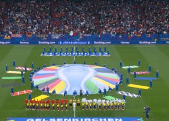 SPANJË-ITALI/ Dy skuadra në fushë për kualifikimin, shkelmohet topi i parë