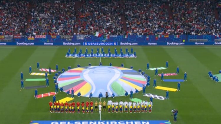 SPANJË-ITALI/ Dy skuadra në fushë për kualifikimin, shkelmohet topi i parë