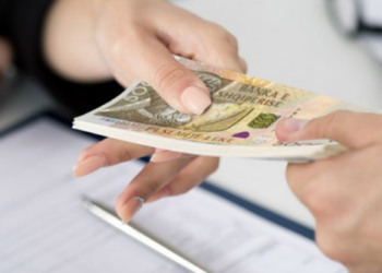 Viti 2024 nis me ulje pagash si në shtet dhe në privat