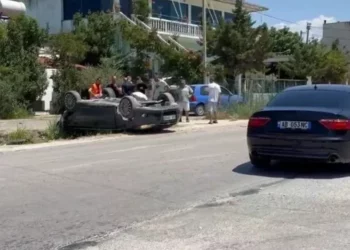 Aksident në Fier/ Përplasen dy makina, disa të plagosur