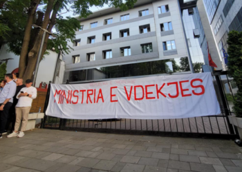 “Ministria e vdekjes”, protesta me pankarta para Ministrisë së Shëndetësisë/ FOTO
