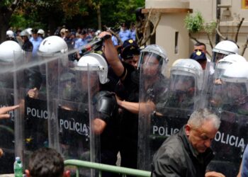 Veliaj i burgosur në koshin e plehrave, policia shton gazin/ Çfarë ndodhi në protestën para Bashkisë