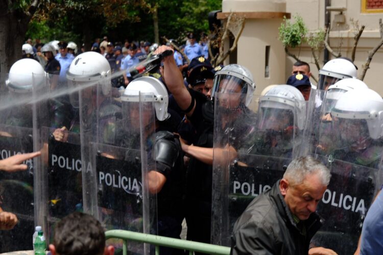 Veliaj i burgosur në koshin e plehrave, policia shton gazin/ Çfarë ndodhi në protestën para Bashkisë