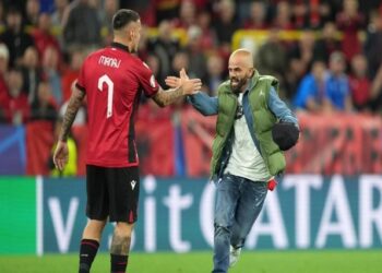 Tifozi shqiptar hyri në fushë ndaj Italisë, UEFA nis procedim ndaj kuqezinjve