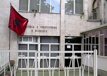 Vdiq dy muaj pas arrestimit/ Drejtoria e Burgjeve sqaron ngjarjen: Eduard Koka kishte probleme me frymëmarrjen, u dërgua në spital me shenja jete