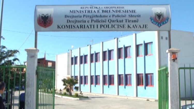 Dy vëllezër qëllojnë me armë zjarri 43-vjeçarin në fshatin Luz i Vogël, Kavajë