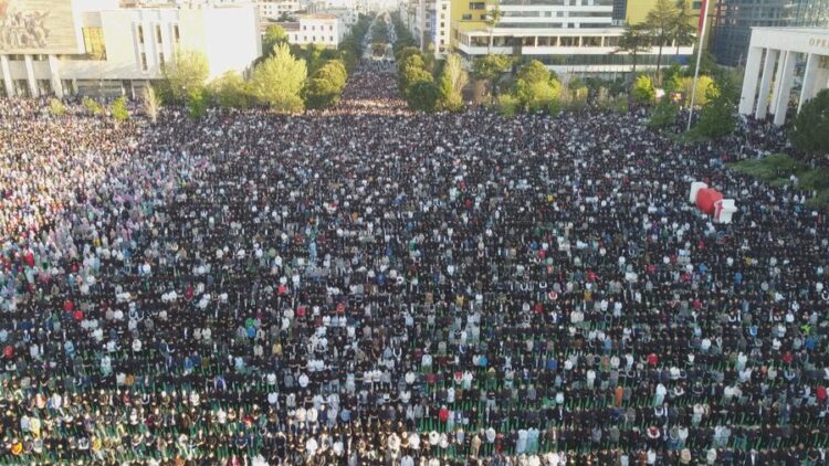 Kthimi i sheshit “Skënderbej” në “Fan Zone” zhvendos faljen e Kurban Bajramit