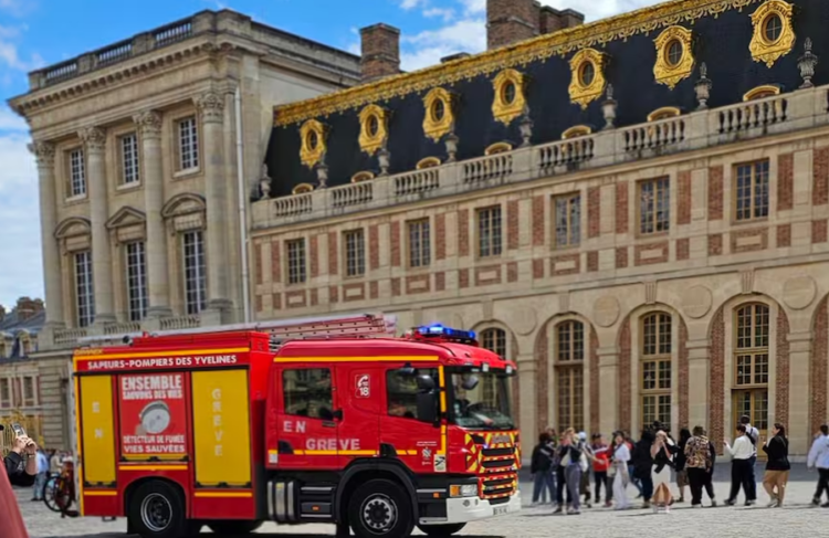 VIDEO – Përfshihet nga flakët Pallati i Versajës, evakuohen turistët