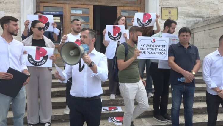 Plagjiaturat në universitete, protesta për largimin e drejtuesve të akuzuar
