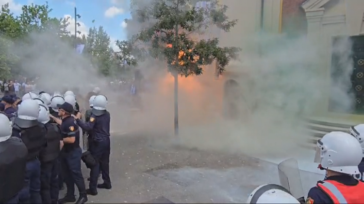 Protesta përpara Bashkisë, një tjetër person i ndaluar nga policia