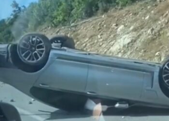 Vlorë, makina përmbyset në rrugë