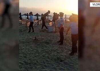 Kishte zaptuar hapësirat publike, procedohet penalisht 55-vjeçari, sekuestrohen 120 çadra dhe shezlongë në Vlorë