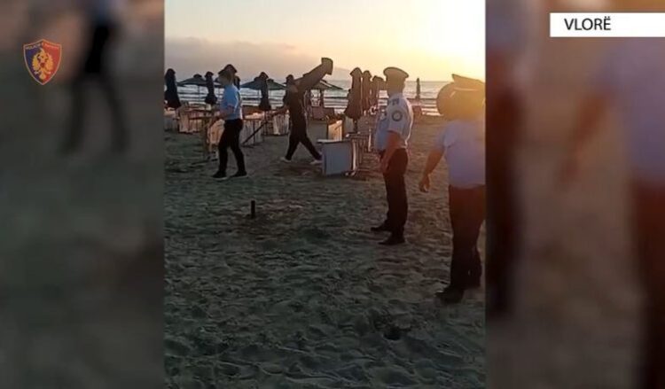 Kishte zaptuar hapësirat publike, procedohet penalisht 55-vjeçari, sekuestrohen 120 çadra dhe shezlongë në Vlorë
