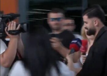 Kombëtarja pritet ftohtë në aeroport, Hysaj refuzon të flasë, ja çfarë nuk u pa në kamera