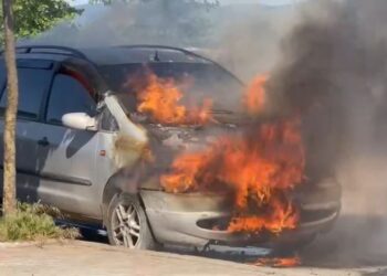 Makina përfshihet nga flakët në Korçë, shpëton mrekullisht shoferi   