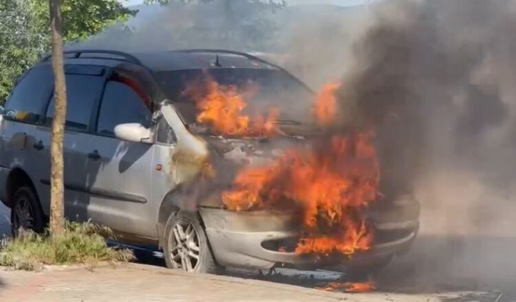 Makina përfshihet nga flakët në Korçë, shpëton mrekullisht shoferi