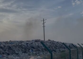 Zjarr në fushën e mbetjeve në Vlorë, era i përhap flakët me shpejtësi