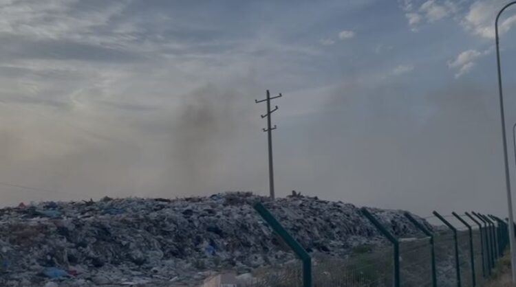 Zjarr në fushën e mbetjeve në Vlorë, era i përhap flakët me shpejtësi