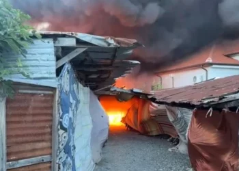 Zjarri në Shkodër vijon të jetë aktiv, kërcënohet jeta e qytetarëve
