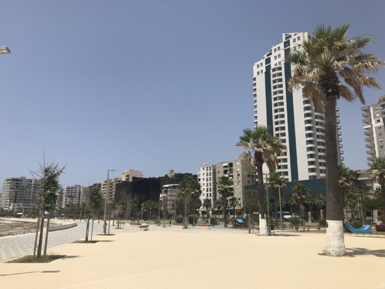 BIRN/Të huaj dhe turistët rrisin kostot e jetesës në ‘lungomaren’ e Durrësit