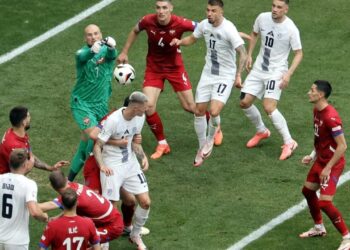 Tifozët serbë gjuanë lojtarët e Sllovenisë, Serbia arrin barazimin në fund