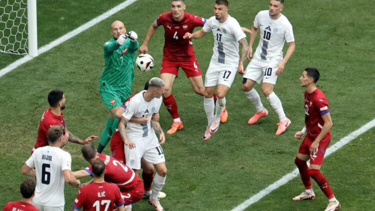 Tifozët serbë gjuanë lojtarët e Sllovenisë, Serbia arrin barazimin në fund