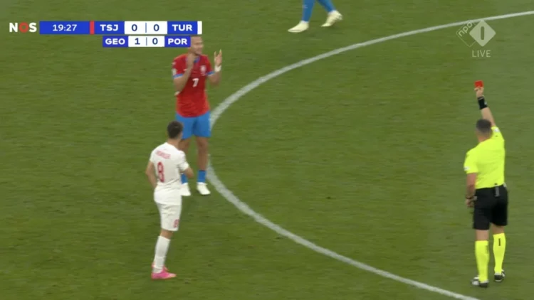 (Video) Karton i kuq në ndeshjen Çeki-Turqi, çekët ngelin me 10 lojtarë