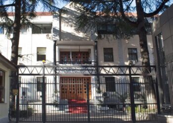 “Nuk doja ta qëlloja shpirtin tim”/ Plagosi me thikë bashkëshorten, lihet në burg