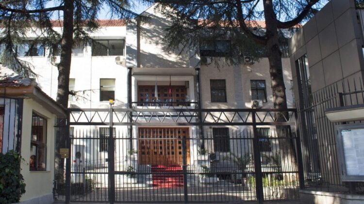 “Nuk doja ta qëlloja shpirtin tim”/ Plagosi me thikë bashkëshorten, lihet në burg