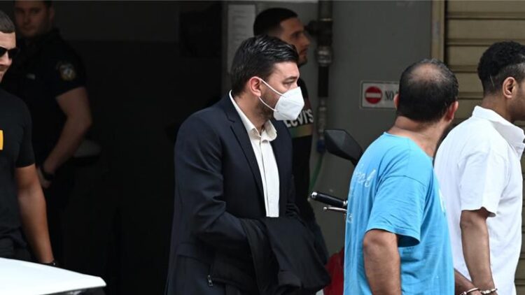 Gazetari i ERT dënohet me 12 muaj burg për rrahjen e partneres së tij