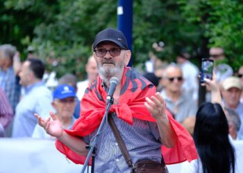 Protesta te bashkia, Malkaj: Pse Ambasadorët nuk thonë gjysmë fjale për qelbësirë Veliajn?!